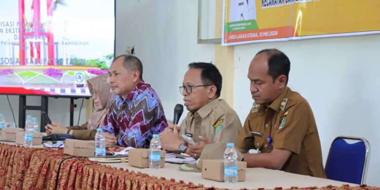 PLT Kadinsos Tapin H Syafrudin saat membuka kegiatan sosialisasi didampingi Kabid Linjamsos Hj Isnaniah, Camat CLS Zaul Rahman, dan narasumber Drs Samsi MM.