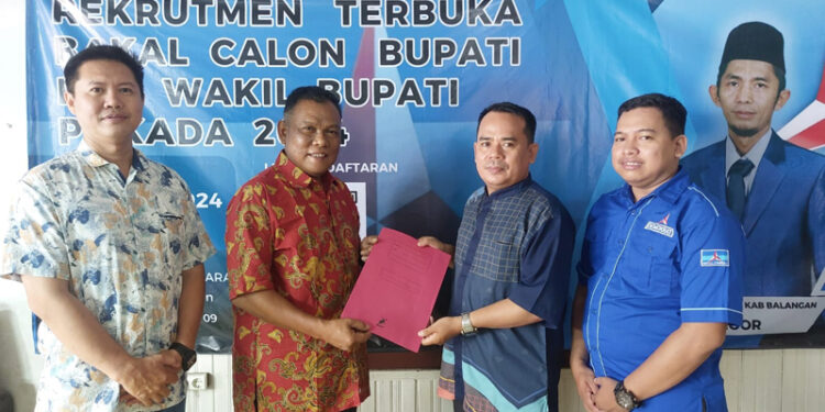 HIFZIANI saat mengembalikan berkas penjaringan Calon Bupati dan Wakil Bupati Balangan ke DPC Demokrat, Rabu (15/5).