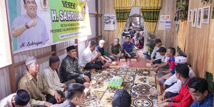 KETUA Komisi III DPRD Kalsel H Sahrujani saat menyerap aspirasi masyarakat Kabupaten HSU