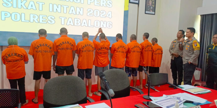 KAPOLRES Tabalong AKBP Anib Bastian didampingi pejabat utama saat konferensi pers hasil Operasi Sikat Intan 2024, Jumat (17/5).