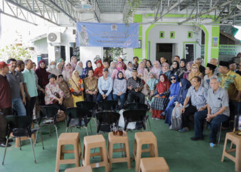 KETUA Komisi I DPRD Kalsel Hj Rachmah berfoto bersama usai menggelar reses di Jalan Sultan Adam, Kecamatan Banjarmasin Utara.