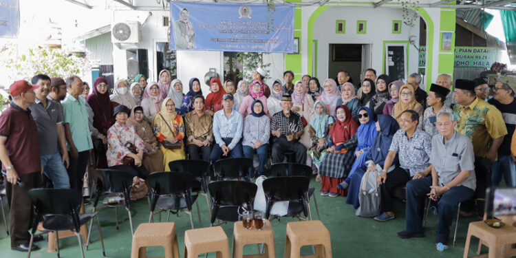 KETUA Komisi I DPRD Kalsel Hj Rachmah berfoto bersama usai menggelar reses di Jalan Sultan Adam, Kecamatan Banjarmasin Utara.