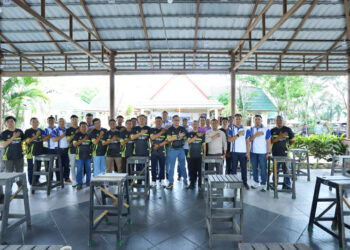 KAPOLRESTA Banjarmasin Kombes Pol Sabana Atmojo Martosumito didampingi Wakapolresta AKBP Arwin Amrih Wientama berfoto bersama para peserta lomba burung berkicau.