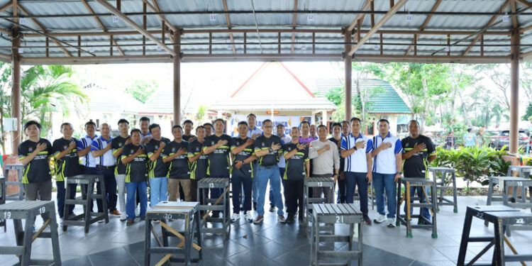 KAPOLRESTA Banjarmasin Kombes Pol Sabana Atmojo Martosumito didampingi Wakapolresta AKBP Arwin Amrih Wientama berfoto bersama para peserta lomba burung berkicau.