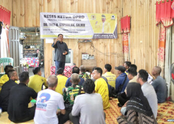 KETUA DPRD Kalsel Dr (HC) H Supian HK SH MH saat melaksanakan reses dengan warga Kabupaten HSU.