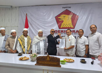 PERWAKILAN Tim Pemenangan Zairullah Azhar Rony Herta Dinata didampingi para ulama saat menyerahkan berkas pendaftaran ke DPD Partai Gerindra Kalsel.