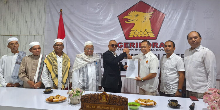 PERWAKILAN Tim Pemenangan Zairullah Azhar Rony Herta Dinata didampingi para ulama saat menyerahkan berkas pendaftaran ke DPD Partai Gerindra Kalsel.