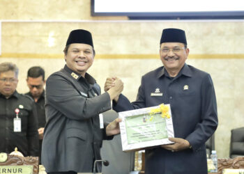 SERAHKAN - Sekretaris Daerah Provinsi Kalsel Roy Rizali Anwar saat menyerahkan dokumen Raperda tentang Pertanggungjawaban Pelaksanaan APBD Tahun Anggaran 2023 kepada Ketua DPRD Kalsel H Supian HK.