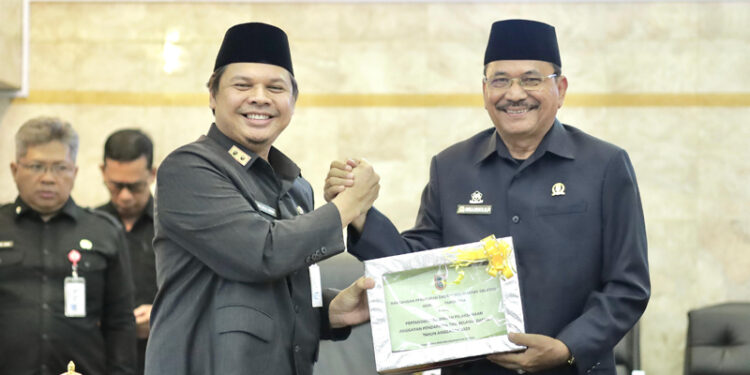 SERAHKAN - Sekretaris Daerah Provinsi Kalsel Roy Rizali Anwar saat menyerahkan dokumen Raperda tentang Pertanggungjawaban Pelaksanaan APBD Tahun Anggaran 2023 kepada Ketua DPRD Kalsel H Supian HK.