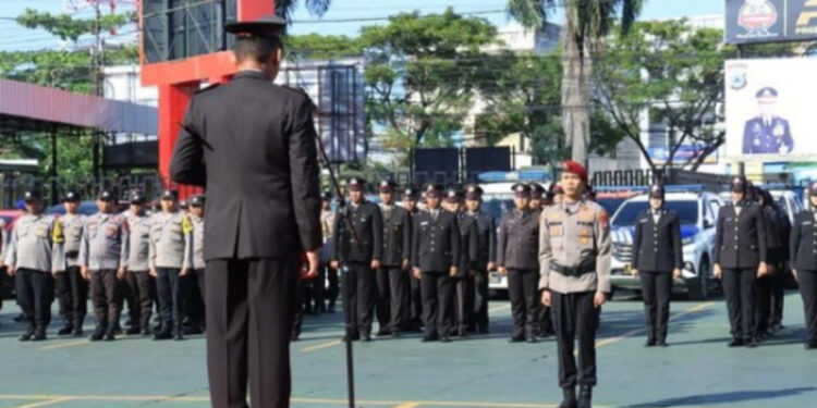 KAPOLRESTA Banjarmasin Kombes Pol Sabana Atmojo Martosumito saat memimpin upacara Harkitnas 2024.