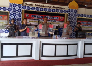 PRESS RELEASE - Kapolres Tanah Laut AKBP M Junaeddy Johnny di dampingi Kasat Reskrim Iptu Satria Madangkara Saprudin menunjukan para pelaku dan barang bukti empat unit sepeda motor saat press release kasus curanmor, Selasa (21/5).