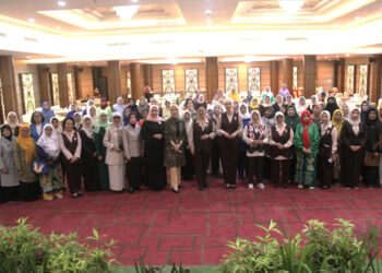 KETUA Umum Keluarga Besar Wirawati Catur Panca Pia Megananda berfoto bersama pengurus lainnya usai menggelar FGD.