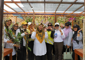 FOTO BERSAMA - Ketua Tim Penggerak PKK Kalsel Hj Raudatul Jannah berfoto bersama usai meresmikan Kampung Anggrek Raudatul Jannah di Desa Tumingki, Kecamatan Loksado, Kabupaten Hulu Sungai Selatan dalam rangka memperingati Hari Keanekaragaman Hayati Sedunia, Minggu (26/5) pagi.