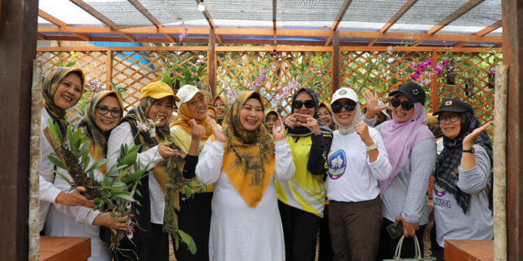 FOTO BERSAMA - Ketua Tim Penggerak PKK Kalsel Hj Raudatul Jannah berfoto bersama usai meresmikan Kampung Anggrek Raudatul Jannah di Desa Tumingki, Kecamatan Loksado, Kabupaten Hulu Sungai Selatan dalam rangka memperingati Hari Keanekaragaman Hayati Sedunia, Minggu (26/5) pagi.