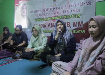 WAKIL Ketua DPRD Kalsel Hj Mariana saat Sosialisasi Revitalisasi dan Aktualisasi Nilai-nilai Ideologi pancasila di Desa Satui Barat, Kecamatan Satui, Kabupaten Tanah Bumbu.