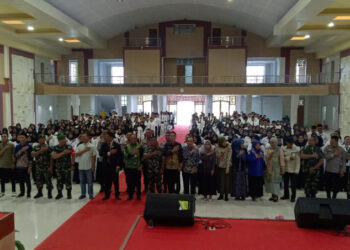 KETUA KPU Tapin Fakhrian Noor beserta Asisten Pemerintahan dan Kesra H Zainal Abidin dan instansi terkait lainnya berfoto bersama para anggota PPS yang dilantik, Minggu (26/5).