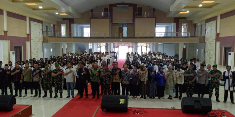 KETUA KPU Tapin Fakhrian Noor beserta Asisten Pemerintahan dan Kesra H Zainal Abidin dan instansi terkait lainnya berfoto bersama para anggota PPS yang dilantik, Minggu (26/5).