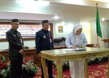 PJ Bupati Tapin M Syarifuddin bersama Wakil Ketua II DPRD Hj Herny Mustika saat penandatanganan nota kesepakatan, Senin (27/5).