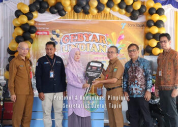 PJ Bupati Tapin M Syarifuddin bersama Sekda H Sufiansyah dan Kepala BPR Tapin Selatan Hipka Mubadi saat menyerahkan hadiah undian kepada nasabah yang beruntung, Selasa (28/5).