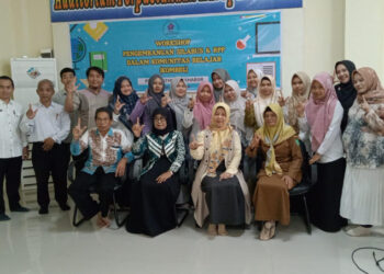 KABID Bina PAUD dan PNF Disdik Tapin Muhammad Ansyari SSos berfoto bersama narasumber serta para guru dan tutor di PKBM Lathiiful Khabiir usai kegiatan workshop pengembangan silabus dan RPP dalam komunitas belajar.