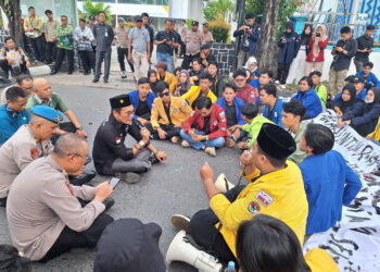 Ketua Komisi IV DPRD Kalsel, HM Lutfi Saifuddin bersama mahasiswa dan aparat kepolisian duduk bersama secara lesehan dalam aksi demo damai pada momen Hari Pendidikan Nasional (Hardiknas) 2024.