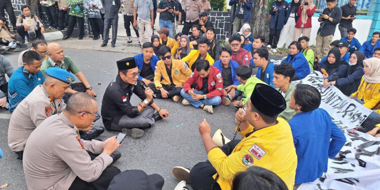 Ketua Komisi IV DPRD Kalsel, HM Lutfi Saifuddin bersama mahasiswa dan aparat kepolisian duduk bersama secara lesehan dalam aksi demo damai pada momen Hari Pendidikan Nasional (Hardiknas) 2024.