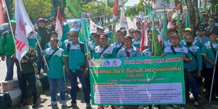 Ratusan Serikat Pekerja Kimia Energi Pertambangan Minyak Gas Bumi dan Umum (SP-KEP) SIS Admo berunjukrasa di depan kantor Dinas Tenaga Kerja (Disnaker) kabupaten Tabalong.