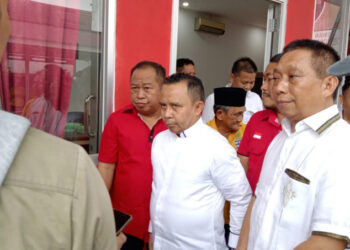 H Yamani bersama H Juanda saat menyerahkan berkas lamaran kepada PDIP Perjuangan Tapin untuk meminta dukungan maju sebagai Bupati dan Wakil Bupati Tapin pada pilkada mendatang, Sabtu (4/5) sore.