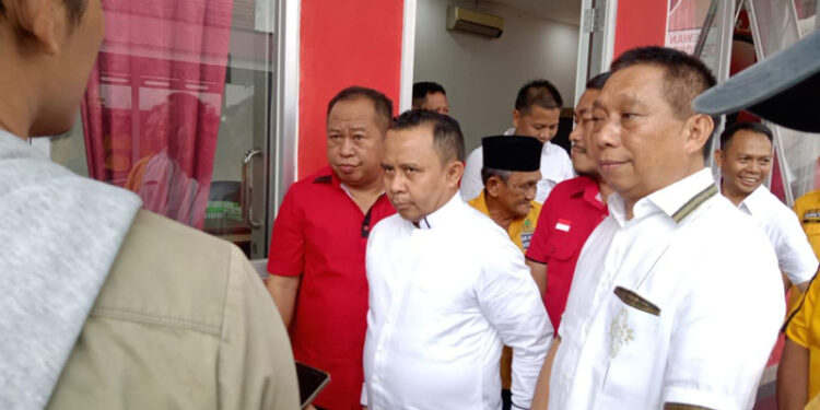 H Yamani bersama H Juanda saat menyerahkan berkas lamaran kepada PDIP Perjuangan Tapin untuk meminta dukungan maju sebagai Bupati dan Wakil Bupati Tapin pada pilkada mendatang, Sabtu (4/5) sore.