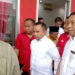 H Yamani bersama H Juanda saat menyerahkan berkas lamaran kepada PDIP Perjuangan Tapin untuk meminta dukungan maju sebagai Bupati dan Wakil Bupati Tapin pada pilkada mendatang, Sabtu (4/5) sore.