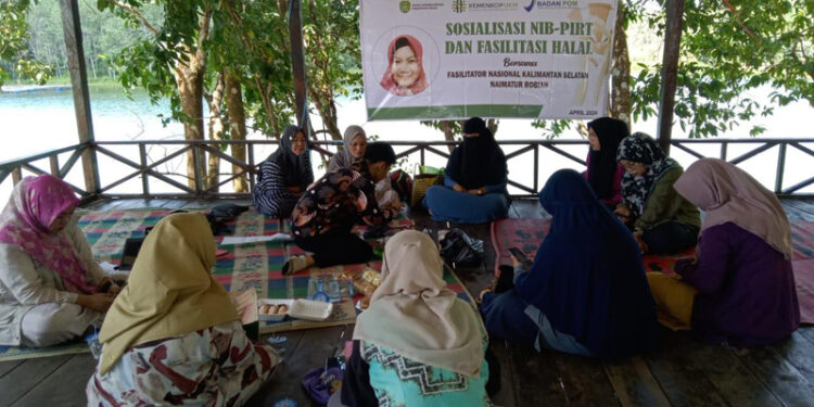 SUASANA sosialisasi NIB-PIRT dan fasilitasi halal yang disampaikan Naimatur Robiah untuk UMKM Desa Hatiwin, Sabtu (4/5).