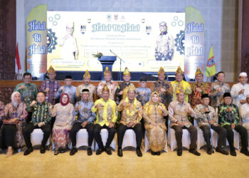 FOTO BERSAMA - Gubernur Kalsel Sahbirin Noor bersama Ketua DPRD Kalsel H Supian HK berfoto bersama usai acara acara Halal Bihalal KBB Jabodetabek, di Gedung Manggala Wanabakti, Jakarta Pusat, Sabtu (4/5).