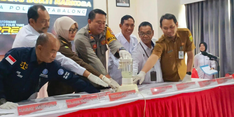 WAKAPOLRES Tabalong bersama instansi terkait saat memusnahkan barbuk sabu, Senin (6/5).