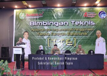 BIMTEK - PJ Bupati Tapin M Syarifuddin MPd saat membuka kegiatan Bimtek pedoman dan implementasi penggunaan TTE.