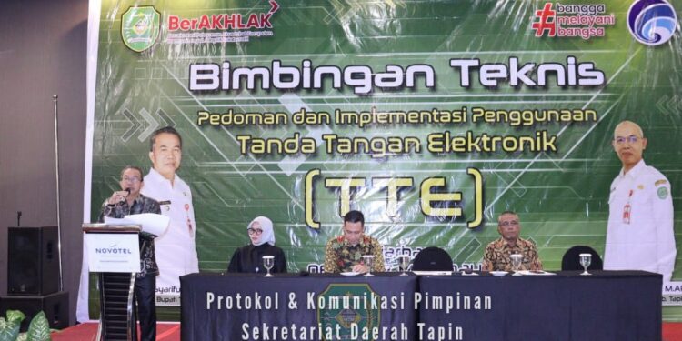 BIMTEK - PJ Bupati Tapin M Syarifuddin MPd saat membuka kegiatan Bimtek pedoman dan implementasi penggunaan TTE.