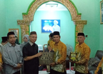 SEKDA Tapin H Sufiansyah saat menyerahkan cinderamata kepada Ketua Rombongan Kafilah Kabupaten Banjar, Rabu (1/5).