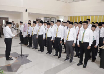 Gubernur Kalimantan Selatan, H Sahbirin Noor diwakili Plt Kepala Biro Kesra Setdaprov Kalsel, Ahmad Solhan saat mengukuhkan Panitia Penyelenggara Ibadah Haji (PPIH) Embarasi Haji Banjarmasin, di Banjarbaru 