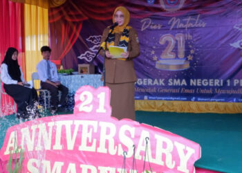 Staf Ahli Gubernur Bidang Kemasyarakatan dan SDM, Hj Husnul Khatimah saat menyampaikan sambutan tertulis Gubernur Kalsel pada puncak peringatan HUT ke-21SMAN 1 Pengaron 