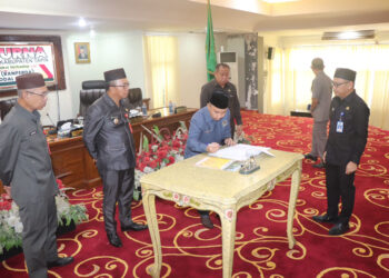 NOTA KESEPAKATAN-PJ Bupati Tapin M Syarifuddin MPd bersama Ketua DPRD Tapin H Yamani SAK MM, Wakil ketua 1 DPRD Tapin H Midfay Syahbani saat penandatanganan nota kesepakatan Ranperda penyelenggaraan penyertaan modal yang disaksikan Sekda Tapin Dr H Sufiansyah MAP dan seluruh tamu undangan. 