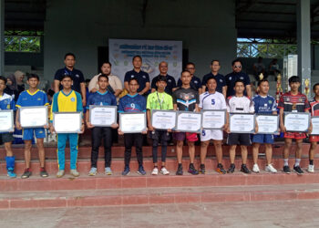 CSR Manager PT HRS Bambang Wahyu dan jajaran berfoto bersama Wakil Ketua I KONI Tapin H Rasyid dan Ketua Harian PBSI Tapin AKP Tugiyana usai menyerahkan piagam penghargaan.