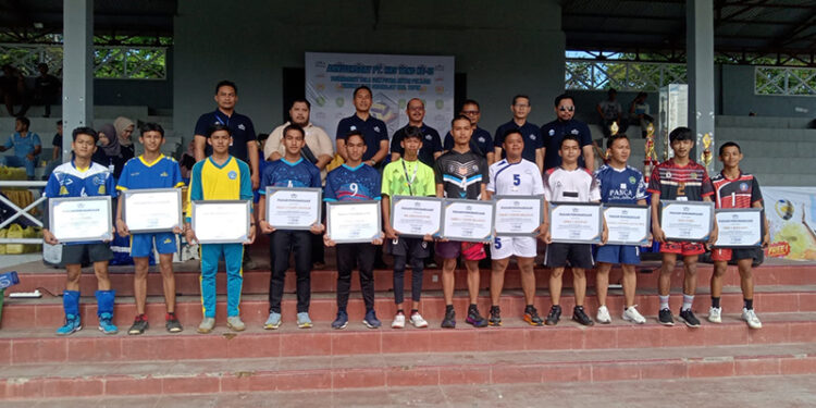 CSR Manager PT HRS Bambang Wahyu dan jajaran berfoto bersama Wakil Ketua I KONI Tapin H Rasyid dan Ketua Harian PBSI Tapin AKP Tugiyana usai menyerahkan piagam penghargaan.