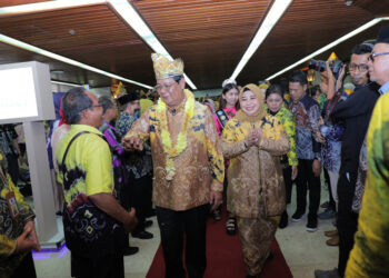 GUBERNUR Kalsel H Sahbirin Noor dan istri, Hj Raudatul Jannah disambut warga Banjar saat menghadiri Halal Bihalal KBB se-Jabodetabek, Sabtu ((4/5).