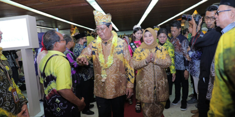 GUBERNUR Kalsel H Sahbirin Noor dan istri, Hj Raudatul Jannah disambut warga Banjar saat menghadiri Halal Bihalal KBB se-Jabodetabek, Sabtu ((4/5).