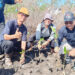 TANAM MANGROVE - Ketua PWM Kalsel Prof Ridhahani bersama Ketua Majelis Lingkungan Hidup PWM Kalsel Fathurrahman saat menanam bibit pohon Mangrove di Desa Tungkaran Naik, Kecamatan Jorong, Kabupaten Tanah Laut akhir pekan lalu.