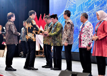 SERAHKAN PENGHARGAAN – Presiden Joko Widodo menyerahkan penghargaan terbaik kepada Gubernur Kalsel Sahbirin Noor, dalam acara Musrenbangnas tahun 2024 di Jakarta Convention Center (JCC), Senin (6/5). Paman Birin dinilai sukses dalam mengembangkan program unggulan Sistem Integrasi Itik di Lahan Rawa dan Lahan Kering (Siti Hawa Lari).