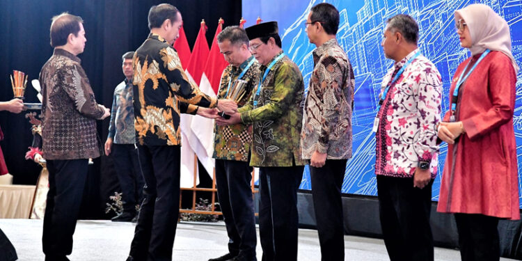 SERAHKAN PENGHARGAAN – Presiden Joko Widodo menyerahkan penghargaan terbaik kepada Gubernur Kalsel Sahbirin Noor, dalam acara Musrenbangnas tahun 2024 di Jakarta Convention Center (JCC), Senin (6/5). Paman Birin dinilai sukses dalam mengembangkan program unggulan Sistem Integrasi Itik di Lahan Rawa dan Lahan Kering (Siti Hawa Lari).