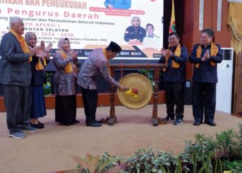 GUBERNUR Kalimantan Selatan H Sahbirin Noor didampingi Ketua Tim Penggerak PKK Provinsi Kalsel, Hj Raudatul Jannah, SKM, MKes, Ketua Umum DPP APERSI, H Junaidi Abdillah dan Ketua DPD APERSI Kalsel, Wahidah memukul gong sebagai tanda dibukanya prosesi pelantikan dan pengukuhan pengurus DPD APERSI Kalsel masa bakti 2024-2028.