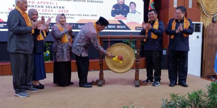 GUBERNUR Kalimantan Selatan H Sahbirin Noor didampingi Ketua Tim Penggerak PKK Provinsi Kalsel, Hj Raudatul Jannah, SKM, MKes, Ketua Umum DPP APERSI, H Junaidi Abdillah dan Ketua DPD APERSI Kalsel, Wahidah memukul gong sebagai tanda dibukanya prosesi pelantikan dan pengukuhan pengurus DPD APERSI Kalsel masa bakti 2024-2028.