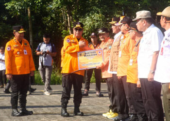 GUBERNUR Kalsel Sahbirin Noor didampingi Kepala BPBD Provinsi Kalsel R Suria Fadliansyah saat menyerahkan bantuan BNPB untuk kabupaten/kota se-Kalsel.