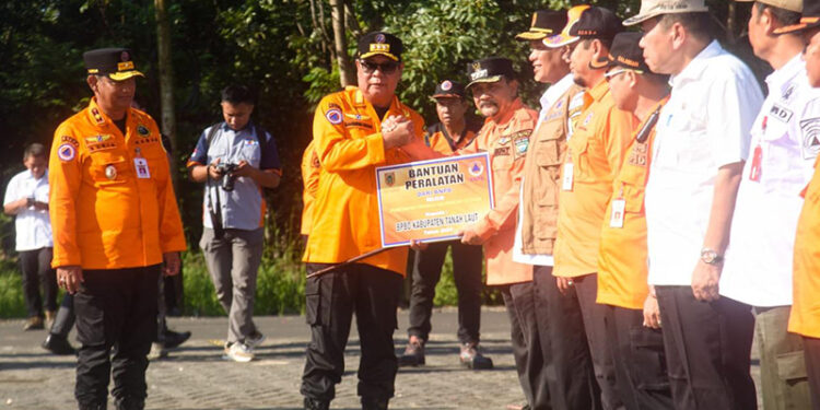 GUBERNUR Kalsel Sahbirin Noor didampingi Kepala BPBD Provinsi Kalsel R Suria Fadliansyah saat menyerahkan bantuan BNPB untuk kabupaten/kota se-Kalsel.